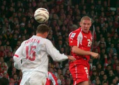 12. November 2005, Bern. Barrage zur WM-Qualifikation gegen die Türkei (2:0). „Das war mein erstes Playoff überhaupt. Aber in diesem Moment habe ich nicht zu viel überlegt. Ich ging aufs Feld und machte meine Arbeit. Die Energie im Stadion war grossartig. Aber vor dem Spiel wurde sehr viel Druck aufgebaut, weil die Schweiz seit 1994 nie mehr an einer WM war. Aber die Energie im Stadion war grossartig. Auch in der Garderobe habe ich viel Druck gespürt. Aber mir gelang es, vielleicht auch, weil ich noch sehr jung war, all das auszublenden. Ach ja, da habe ich auch eines meiner seltenen Tore erzielt.“ (Bild: Keystone)