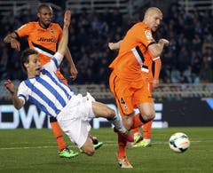 16. März 2014, San Sebastian. Meisterschaftsspiel der Primera Division mit Valencia. „Die Saison habe ich bei Fulham begonnen. Aber es lief überhaupt nicht gut. Bereits zur Winterpause wurde der Trainer zweimal gewechselt. Und weil ich unbedingt an die WM wollte, schaute ich mich nach einem neuen Arbeitgeber um. Valencia zeigte Interesse. Aber es war bereits der letzte Tag der Transferperiode. Ich war mit dem Team von Fulham im Hotel, habe dort den Vertrag mit Valencia unterschrieben. Doch die Zeit drängte. Ich wusste nicht, ob es mit allen Formalitäten vor Transferschluss noch klappen würde. Ich war bereits beim Abendessen mit Fulham. Und da wird im Fernsehen die Schlagzeile eingeblendet: Philippe Senderos wechselt zu Valencia. Ich sagte Tschüss, packte meine Sachen. Für mich war Valencia top. Ich wollte schon immer mal dort spielen. Mein erstes Spiel mit Servette war im Mestalla von Valencia. Ich war 16 oder 17, sass zwar nur auf der Bank. Aber die Atmosphäre in diesem Stadion hat mich elektrisiert. Von diesem Zeitpunkt an hoffte ich, irgendwann mal dort zu spielen. Und als das Angebot dann Jahre später kam, sagte ich mir: Dieses Risiko gehe ich ein. Ich wechsle für sechs Monate nach Valencia. Viele haben das nicht verstanden. Sie sagten: Bleib doch in London bei deiner Frau. Sie war schwanger zu dieser Zeit. Aber für mich war klar: Ich muss dorthin.“ (Bild: Keystone)