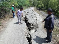Ein Erdbeben im Süden der Philippinen sorgte bereits am Dienstag für Risse in Strassen. Mindestens sechs Menschen starben. (Bild: KEYSTONE/EPA/CERILO EBRANO)