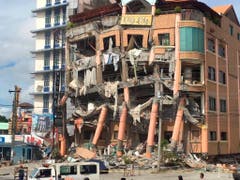 Ein vom Erdbeben am Donnerstag beschädigtes Hotel in der philippinischen Stadt Kidapawan. (Bild: KEYSTONE/AP/WILLIAMOR MAGBANUA)