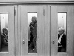 Und auch im Bundeshaus durfte der öffentliche Fernsprecher nicht fehlen: Parlamentsangehörige beim Telefonieren im September 1984 (rechts die Berner FDP-Nationalrätin Geneviève Aubry). (Bild: KEYSTONE/STR)
