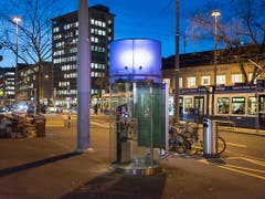 Modern und hell und verschwand trotzdem: Swisscom-Kabine am Bahnhof Wiedikon in Zürich. (Bild: KEYSTONE/CHRISTIAN BEUTLER)