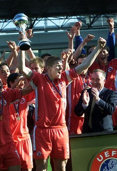 10. Mai 2002, Kopenhagen. Die Schweiz wird mit Captain Philippe Senderos U17-Europameister. „Das war ein sehr spezieller Moment. Der erste Titel überhaupt für eine Schweizer Auswahl. Ich durfte schon ein Jahr zuvor mit der U17 an die EM. Doch da war vieles schief gelaufen. Nach drei Gruppenspielen waren wir draussen. In diesem Moment habe ich mir geschworen: Ein Jahr später komme ich mit meinem Jahrgang wieder und wir räumen alle aus dem Weg. Wir hatten 2002 eine wirklich spezielle Mannschaft. Keine Sorgen, keine Probleme, keine Angst. Einen solchen Groove habe ich nie mehr erlebt in einem Team.“ (Bild: Keystone)