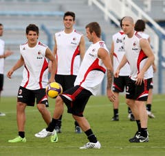 30. Dezember 2008, Dubai. Trainingslager der AC Milan mit Pato, Kaka, Beckham (v.l.). „Bei Milan waren etliche Spieler über 30. Und es gab viele Weltstars in diesem Team. Aber glauben sie mir: Die haben härter gearbeitet, als ich es zuvor je gesehen habe. Es war top mit diesen grossen Spielern. Taktisch, technisch konnte ich sehr viel von ihnen lernen. Mit welcher Einstellung sie ihren Beruf ausüben, wie sie sich mit Fussball auseinandersetzen, das war beeindrucken und sehr lehrreich für mich.“ (Bild: Keystone)
