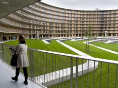 Das Olympische Dorf der JOJ 2020 in Lausanne hat acht Stockwerke und soll rund 1800 Sportlerinnen und Sportler beherbergen. Nach den Spielen sollen die Studios umgenutzt und an rund 1000 Studentinnen und Studenten vermietet werden. (Bild: KEYSTONE/LAURENT GILLIERON)