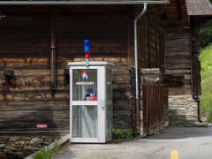 Prägten das Ortsbild: Telefonkabine in Binn VS. (Bild: KEYSTONE/GAETAN BALLY)