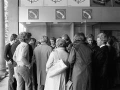 Das waren noch Zeiten: Andrang vor den Telefonkabinen im Bahnhof Airolo am 8. April 1975. (Bild: KEYSTONE/STR)