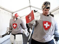 Die beiden Schweizer Nationalgoalies Reto Berra (rechts/Fribourg-Gottéron) und Leonardo Genoni (EV Zug) besitzen bei ihren Klubs noch bis zum Ende der Saison 2023/24 laufende Verträge (Bild: KEYSTONE/SALVATORE DI NOLFI)