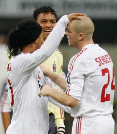 6. November 2008, Mailand. Senderos jubelt mit Ronaldinho und Torhüter Dida. „Hier habe ich gelernt, richtig hart zu arbeiten. Bei bei der AC Milan bedeutete Fussball harte Arbeit. Das war ein wichtiger Schritt für mich. Ich habe gelernt, dass sich der Alltag des Fussballers nicht darauf beschränkt, eine Stunde oder eine halbe vor Trainingsbeginn zu erscheinen, zu trainieren und nach dem Training wieder nach Hause zu gehen. Bei der AC Milan lernte ich, meinen Beruf viel bewusster auszuüben. Mich besser vorzubereiten, mich besser zu regenerieren, aber auch athletisch Fortschritte zu machen.“ (Bild: Keystone)