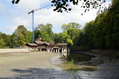 Auch ein Kran kommt zum Einsatz.