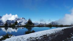 Schnee-Blick über den Härzlisee auf dem Brunni. (Bild: Maria Infanger-Steiner, 3. Oktober 2019)