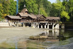 Ungewohnte Ansicht auf die Frauenbadi. Das Wasser des Chrüzweier wurde abgelassen. (Bilder: Sandro Büchler - 3. Oktober 2019)