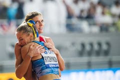 Auch eine WM-Vierte soll geherzt sein: Hanna Ryschykowa (UKR) umarmt Léa Sprunger. (Bild: Keystone)