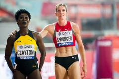 Sportlich fair gratuliert sie der Jamaikanerin Rushell Clayton zu deren Bronzemedaille. (Bild: Keystone)