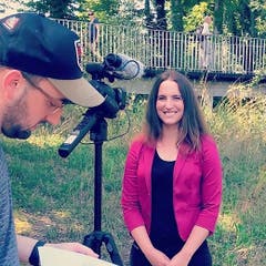 Nina Schläfli «no bitzli agspannt» beim Dreh der Wahlclips im Frauenfelder Murg-Auenpark - #spwählen. Bild: Instagram / Nina Schläfli