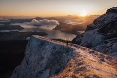 Sonnenaufgang auf dem Klimsenhorn (Pilatus) mit ganz wenig Schnee auf dem Gipfel. (Bild: Maximilian Gierl, Klimsenhorn, 3. Oktober 2019)