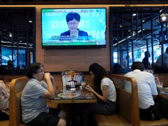 Das Fernsehen überträgt die Verkündung des Vermummungsverbot für Demonstranten durch die Hongkonger Regierungschefin Carrie Lam. (Bild: KEYSTONE/AP/VINCENT YU)