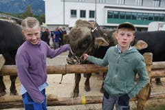Keine Angst vor dem grossen Jeronimo, dem Siegerstier: Die Besitzerkinder Melanie und Patrick. (Bild: Romano Cuonz, Sarnen, 4. Oktober 2019)