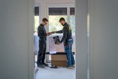 Teamwork zählt auf der Baustelle: Der Lernende Ilario Laraia und sein Lehrmeister Roberto Pires. (Bild: Michel Canonica)