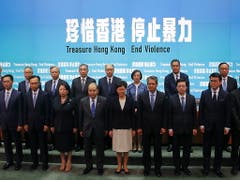 Hongkongs Regierungschefin Carrie Lam trat mit ihrem ganzen Kabinett vor die Medien, um Geschlossenheit zu demonstrieren. (Bild: KEYSTONE/EPA/FAZRY ISMAIL)