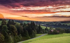 Mystische Stimmung: Morgenlicht und farbige Nebelbank beim Hinterhof Herisau.(Bild: Luciano Pau)