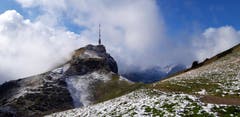 Der Hohe Kasten, weiss gepudert und umwölkt. (Bild: Klaus Businger)