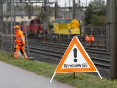 Neubaustrecke wegen Ölaustritt gesperrt: Mitarbeitende der SBB im Einsatz in Zollikofen. (Bild: KEYSTONE/PETER KLAUNZER)