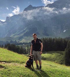 Hansjörg Brunner (FDP) posiert mit seinem Hund Faro bei einer Wanderung auf der #Schwägalp. Bild: Instagram / Hansjörg Brunner