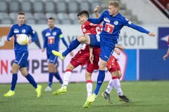 Thuns Kenan Fatkic, links, im Duell mit Luzerns Marvin Schulz. (Bild: KEYSTONE/Peter Schneider, Thun, 5. Oktober 2019)