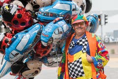 Der Clown verkauft Ballone. (Bild: Eveline Beerkircher, Luzern, 5. Oktober 2019)