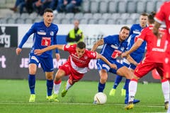 Stefan Knezevic und Francesco Margiotta (Luzern) gegen Kenan Fatkic (Thun). (Bild: Martin Meienberger/freshfocus)