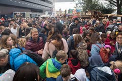 Viele Määs-Besucher suchen nach Chips, nachdem die Konfettibombe gezündet wurde.(Bild: Eveline Beerkircher, Luzern, 5. Oktober 2019)