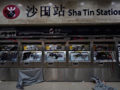 In Hongkong ist der U-Bahn-Verkehr eingestellt worden - die Proteste hatten am Freitag zu Beschädigungen an den Anlagen geführt. (Bild: KEYSTONE/AP/VINCENT YU)