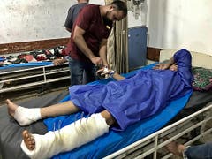 Ein Verletzter wird in einem Spital in Bagdad behandelt. Die Sicherheitskräfte gingen mit Schüssen gegen die Demonstranten vor. (Bild: KEYSTONE/AP/ALI ABDUL HASSAN)