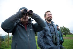 Mit dem Fernglas lassen sich die Vögel schon aus weiter Distanz erblicken. (Bild: Dominik Wunderli, Kriens, 5. Oktober 2019)