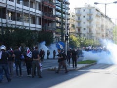 Die Polizei setzte gegen die Demonstranten Tränengas ein. (Bild: KEYSTONE/EPA ANA-MPA/MANOLIS PAKIAS)
