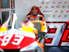 Marc Marquez denkt in der Box wohl über seine zwei Stürze in den Trainings nach (Bild: KEYSTONE/EPA/RUNGROJ YONGRIT)