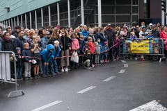 Warten auf die Eröffnung. (Bild: Eveline Beerkircher, Luzern, 5. Oktober 2019)