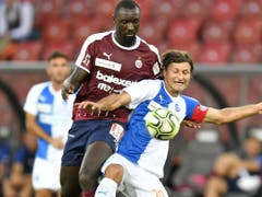 Grejohn Kyei, hier gegen den Hopper Vero Salatic, war in Servettes Angriff bislang eine Enttäuschung (Bild: KEYSTONE/WALTER BIERI)