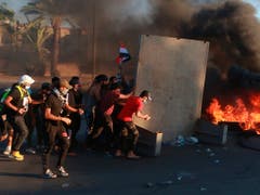 Demonstranten hatten am Freitag in Bagdad Reifen in Brand gesetzt. Sicherheitskräfte schossen in die Menge. (Bild vom 4. Oktober) (Bild: KEYSTONE/AP/KHALID MOHAMMED)