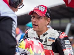 Dominique Aegerter versucht die knappen Zeitabstände zu erklären (Bild: KEYSTONE/EPA EXPA/DOMINIK ANGERER)