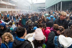 Viele Määs-Besucher suchen nach Chips, nachdem die Konfettibombe gezündet wurde.(Bild: Eveline Beerkircher, Luzern, 5. Oktober 2019)