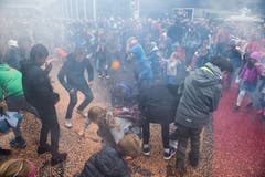 Viele Määs-Besucher suchen nach Chips, nachdem die Konfettibombe gezündet wurde.(Bild: Eveline Beerkircher, Luzern, 5. Oktober 2019)