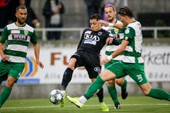 Kevin Spadanuda (Aarau) gegen Liridon Berisha und Jan Elvedi (Kriens). (Bild: Marc Schumacher/freshfocus)