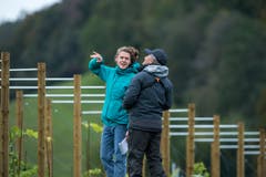 Robert Sticher (Präsident von Kriens Natur) erklärt Interessierten alles rund um Zugvögel. (Bild: Dominik Wunderli, Kriens, 5. Oktober 2019)