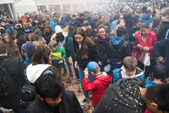 Viele Määs-Besucher suchen nach Chips, nachdem die Konfettibombe gezündet wurde.(Bild: Eveline Beerkircher, Luzern, 5. Oktober 2019)