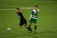 Der Aargauer Raoul Giger entfernt sich mit dem Ball von Kriens-Spieler Omer Dzonlagic. (Bild: Dominik Wunderli, Kriens, 5. Oktober 2019)