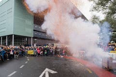 Viele Määs-Besucher suchen nach Chips, nachdem die Konfettibombe gezündet wurde.(Bild: Eveline Beerkircher, Luzern, 5. Oktober 2019)