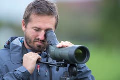 Christian Schano von der Vogelwarte Sempach auf der Suche nach Zugvögeln. (Bild: Dominik Wunderli, Kriens, 5. Oktober 2019)