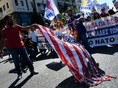 Tausende Demonstranten forderten Pompeo auf, Griechenland zu verlassen. Sie sind gegen die militärische Kooperation ihres Landes mit den USA. (Bild: KEYSTONE/AP/MICHAEL VARAKLAS)